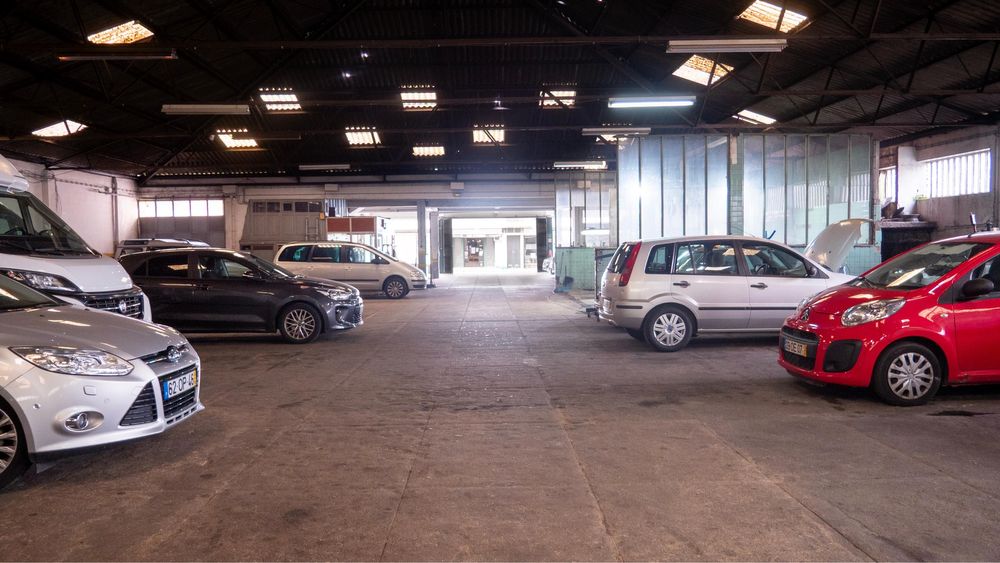 Vende-se ou aluga-se armazem/loja/garagem 1000m2