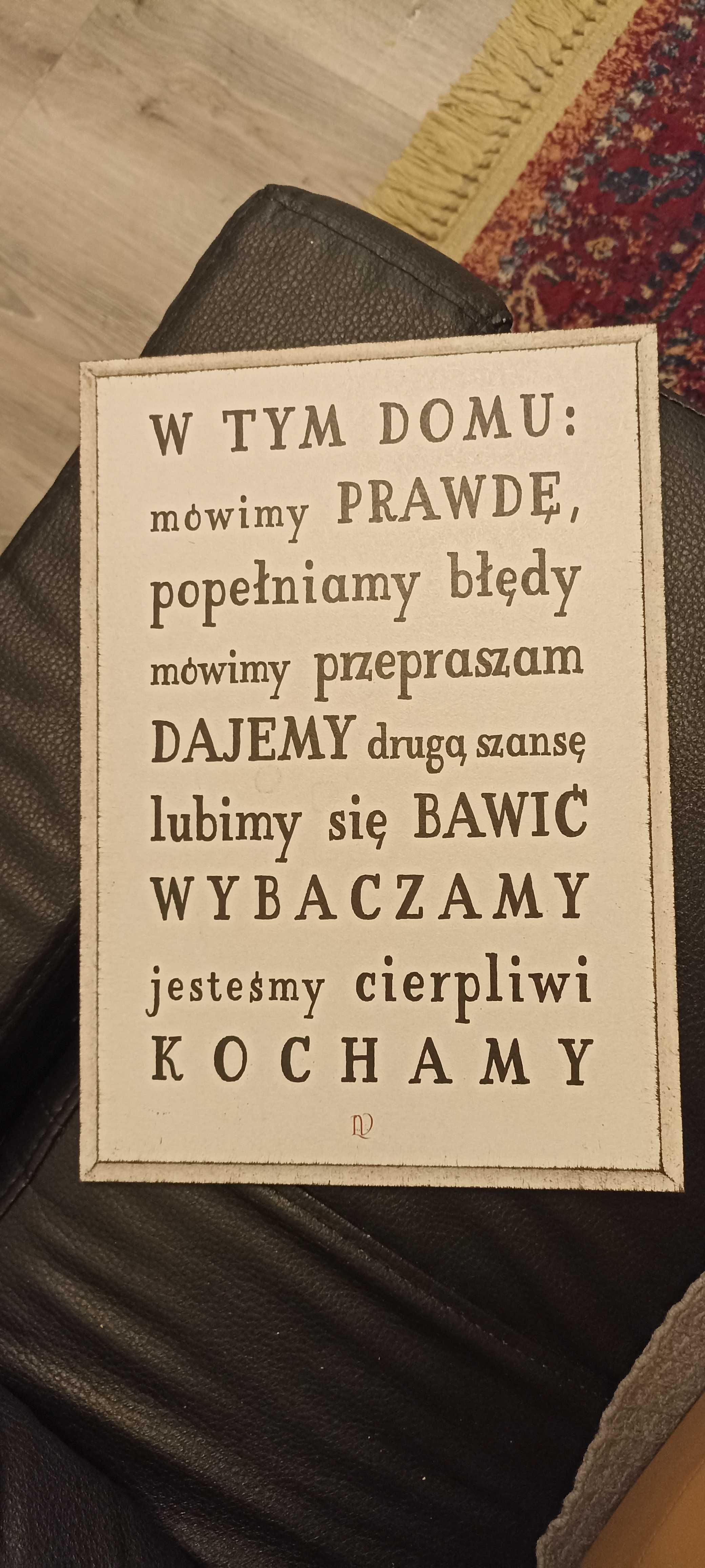 Tabliczka z napisem: W TYM DOMU...