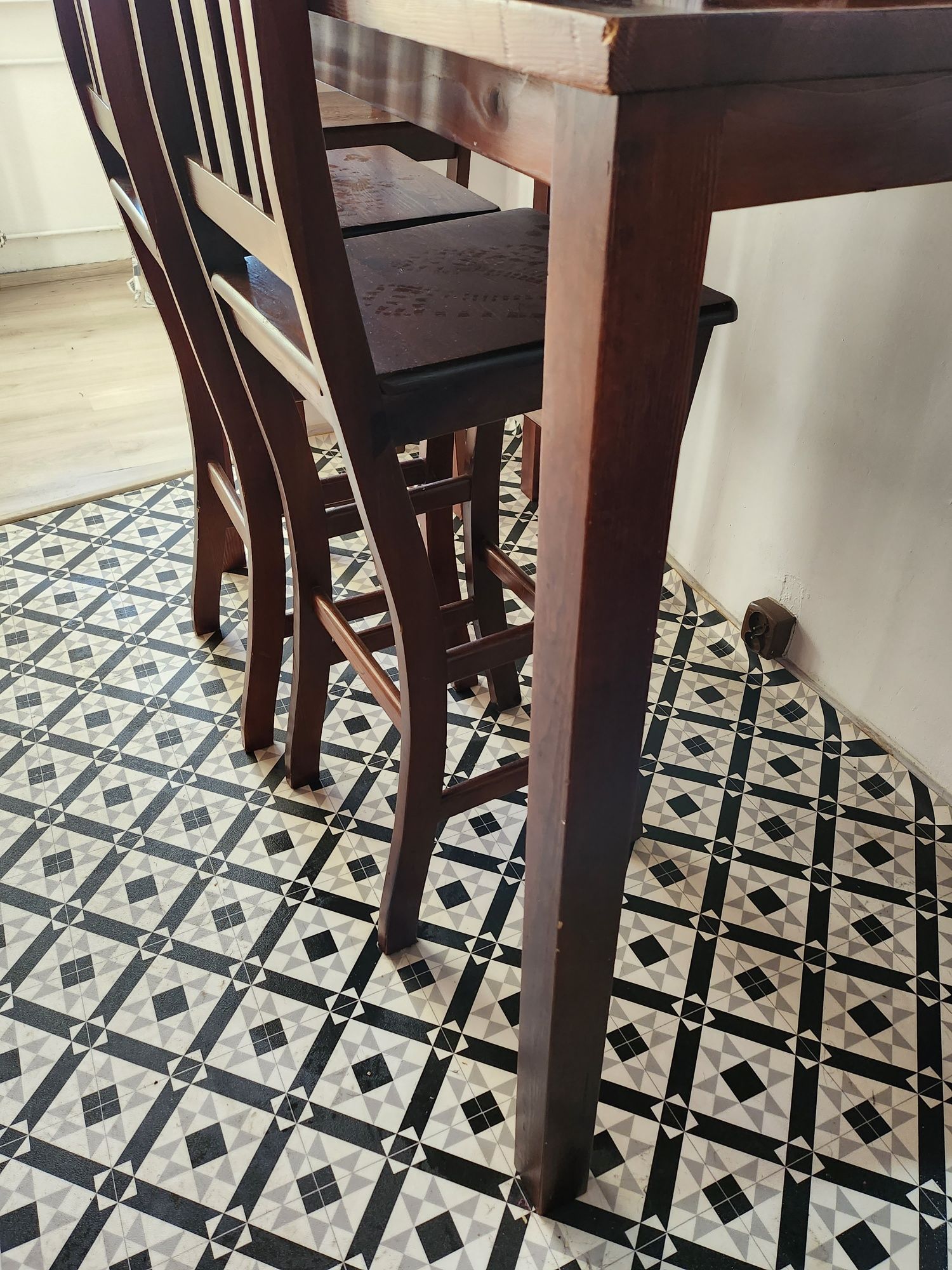 Stół do kuchni, wysoki drewniany z krzesłami