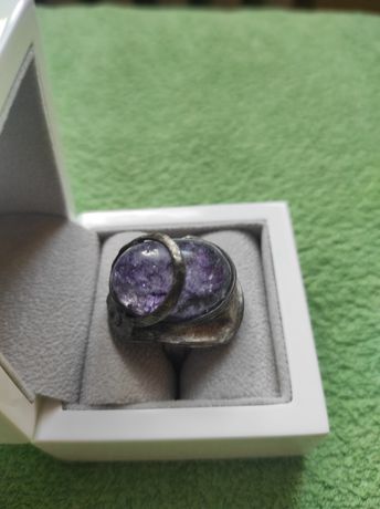 Pierścionek z fioletowym kamieniem metaloplastyka