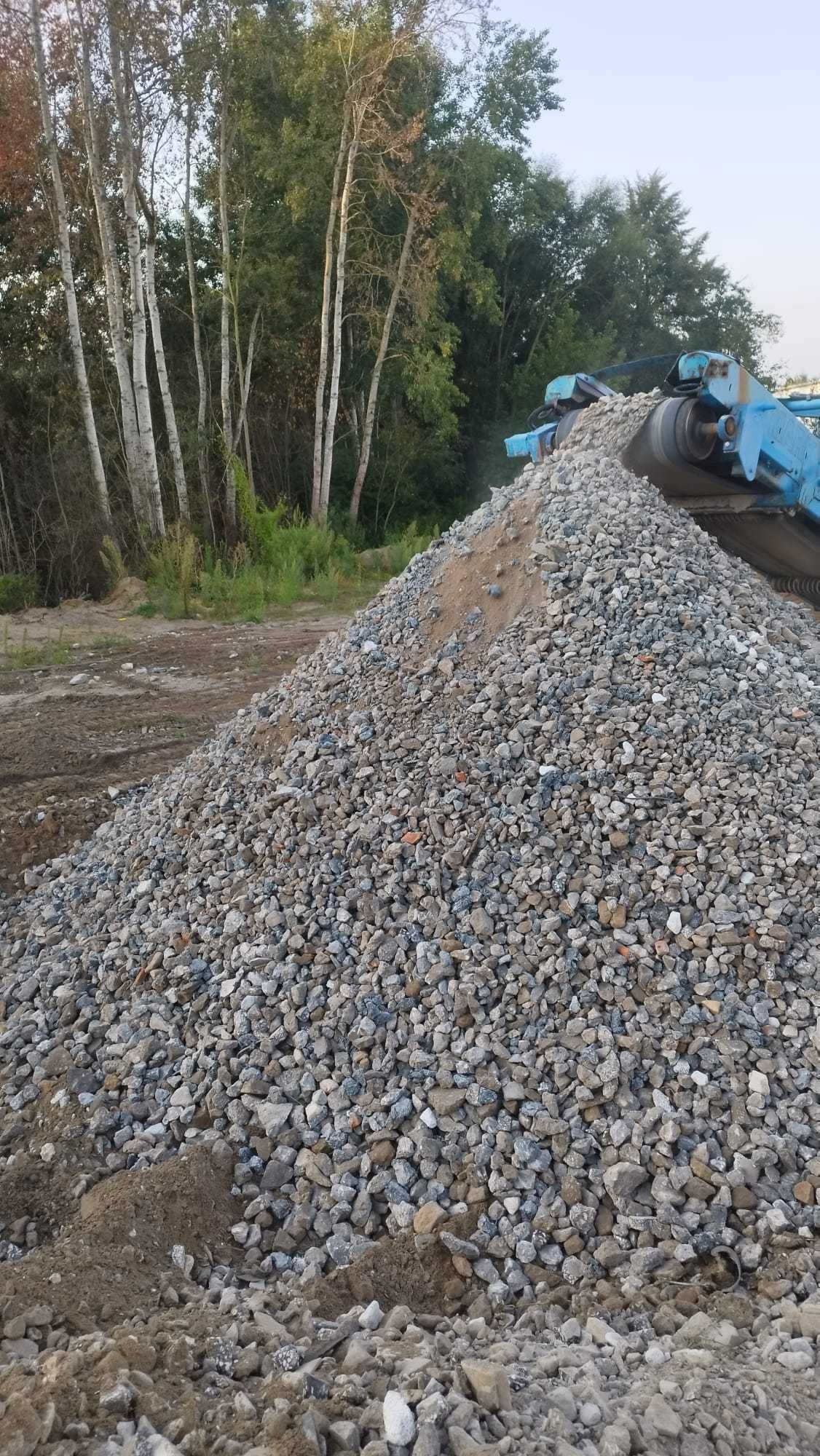 Kruszenie gruzu, betonu usługi koparką