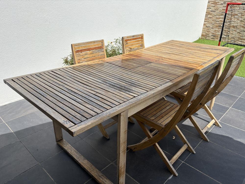 Mesa e cadeiras em madeira de rua