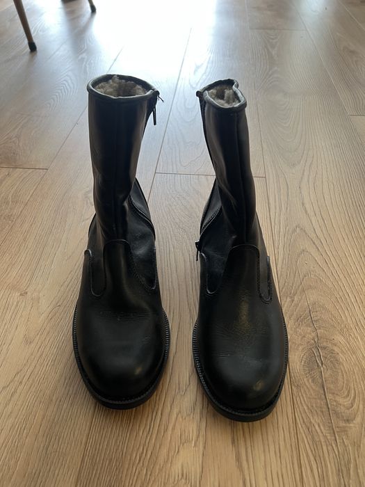 Botas de pele com interior forrado e sola