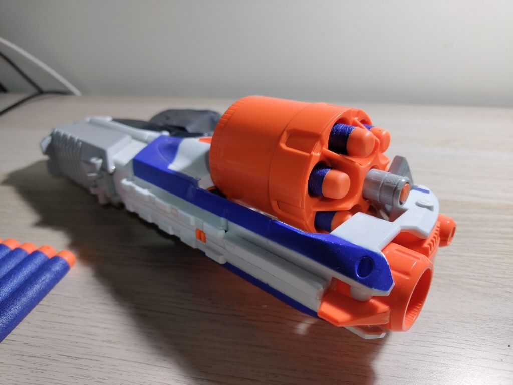 NERF Elite STRONGARM + 11 balas