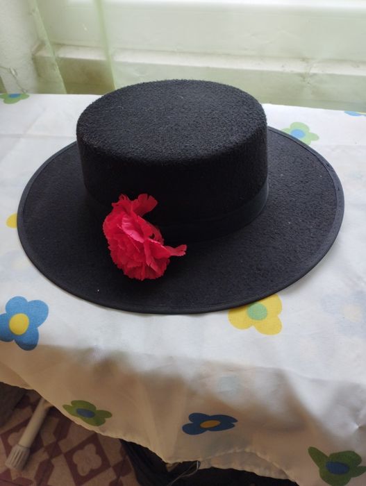 Chapéus de senhora em feltro ou palha