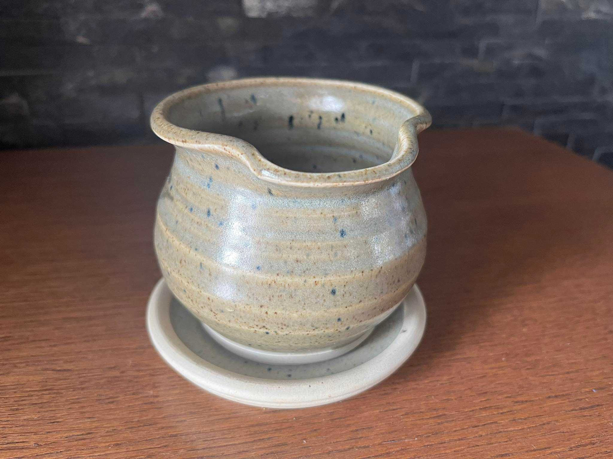 Gliniany ceramiczny mlecznik pastale