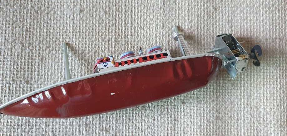 Barco miniatura em Lata com Motor de Corda