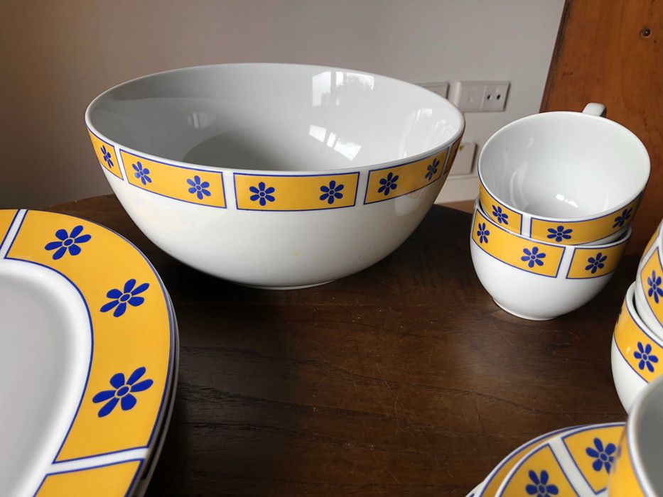 Saladeira, travessas e chávenas chá porcelana JM