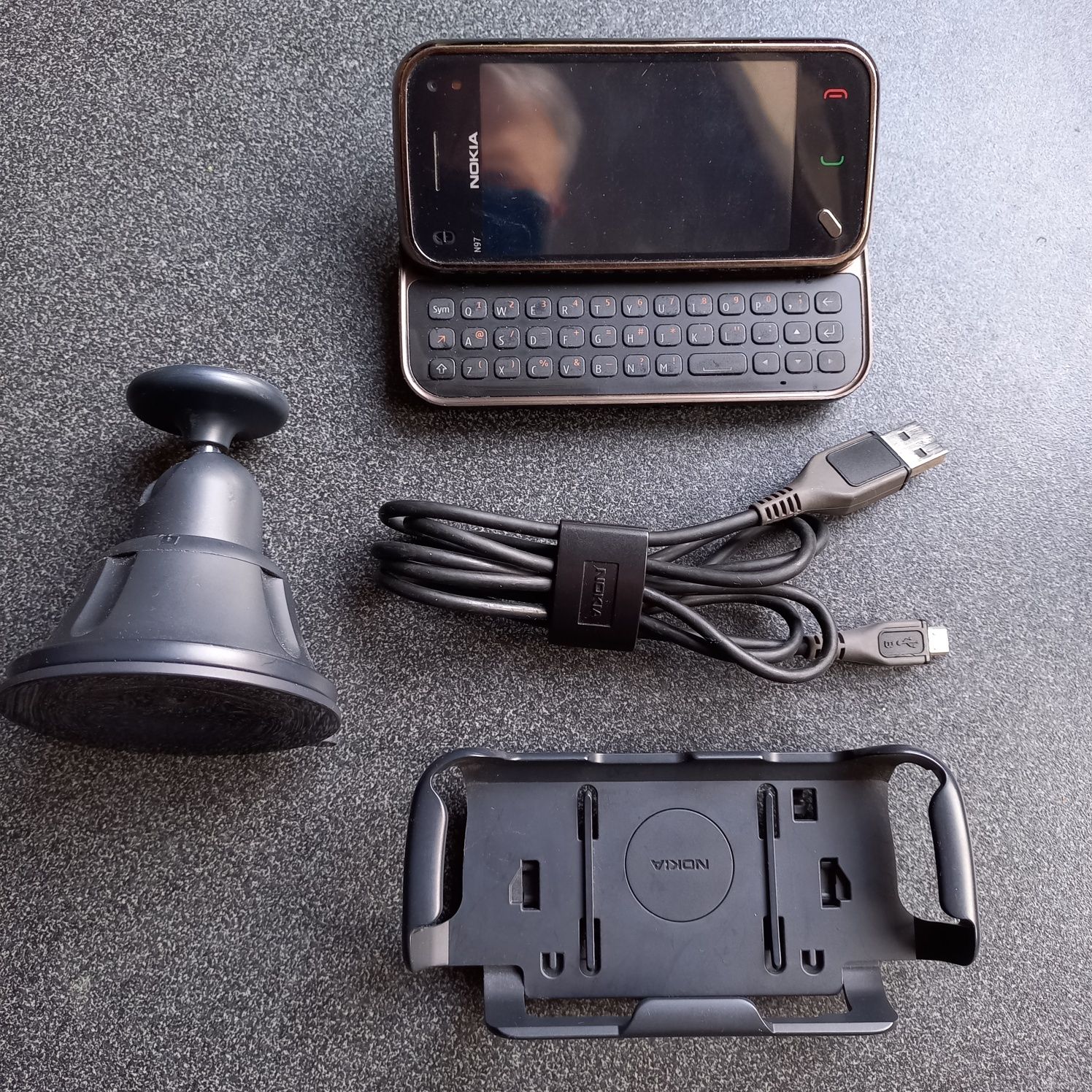 Nokia N97 mini z oryginalnym uchwytem i kablem.