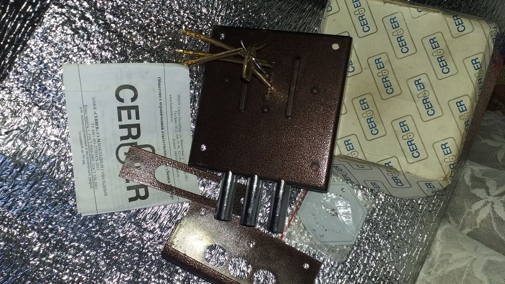 Продам накладной замок Cerber ключ-ключ.