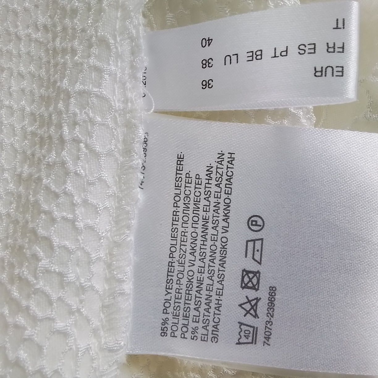 Biała sukienka z  czarnym paskiem. Rozm. 36 / S / M