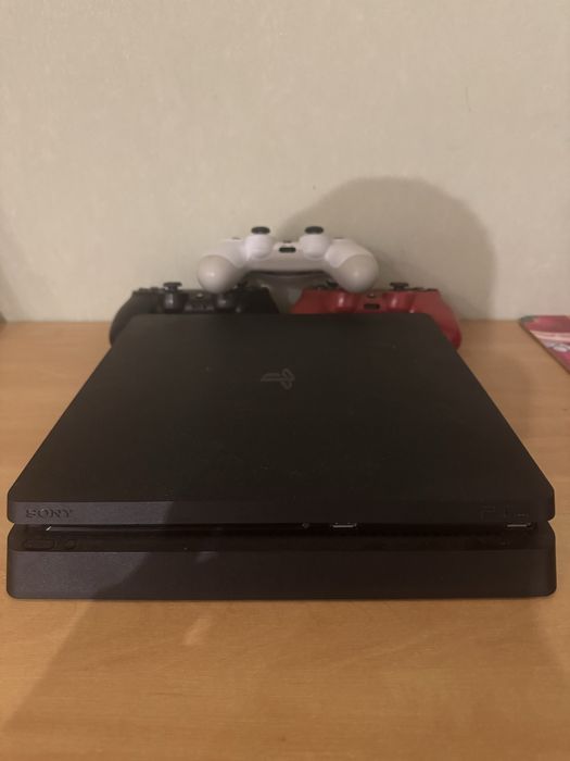 playstation 4 slim 500GB + 3 геймпада
