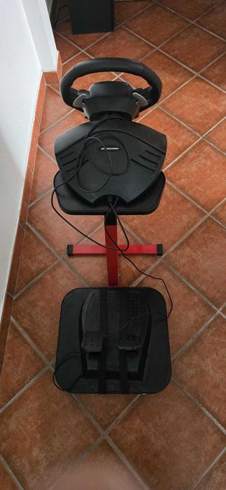 Volante e pedais com suporte