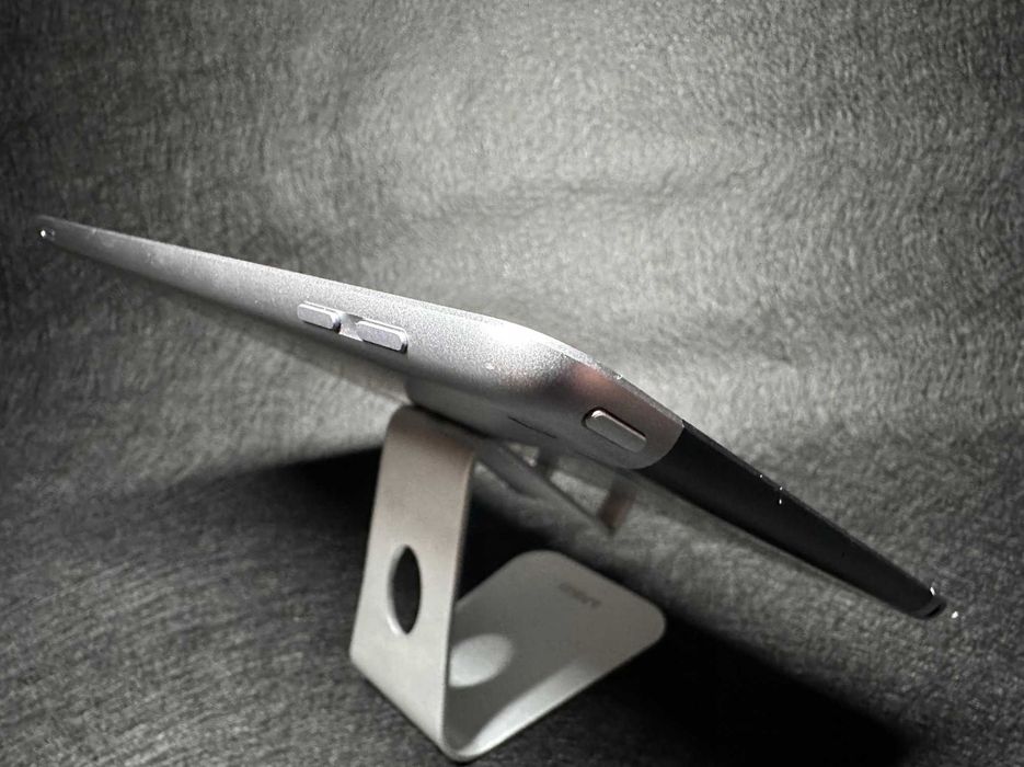 Tablet Apple iPad A1954 6th Gen 9,7" 2 GB 32 GB Wi-Fi + ładowarka