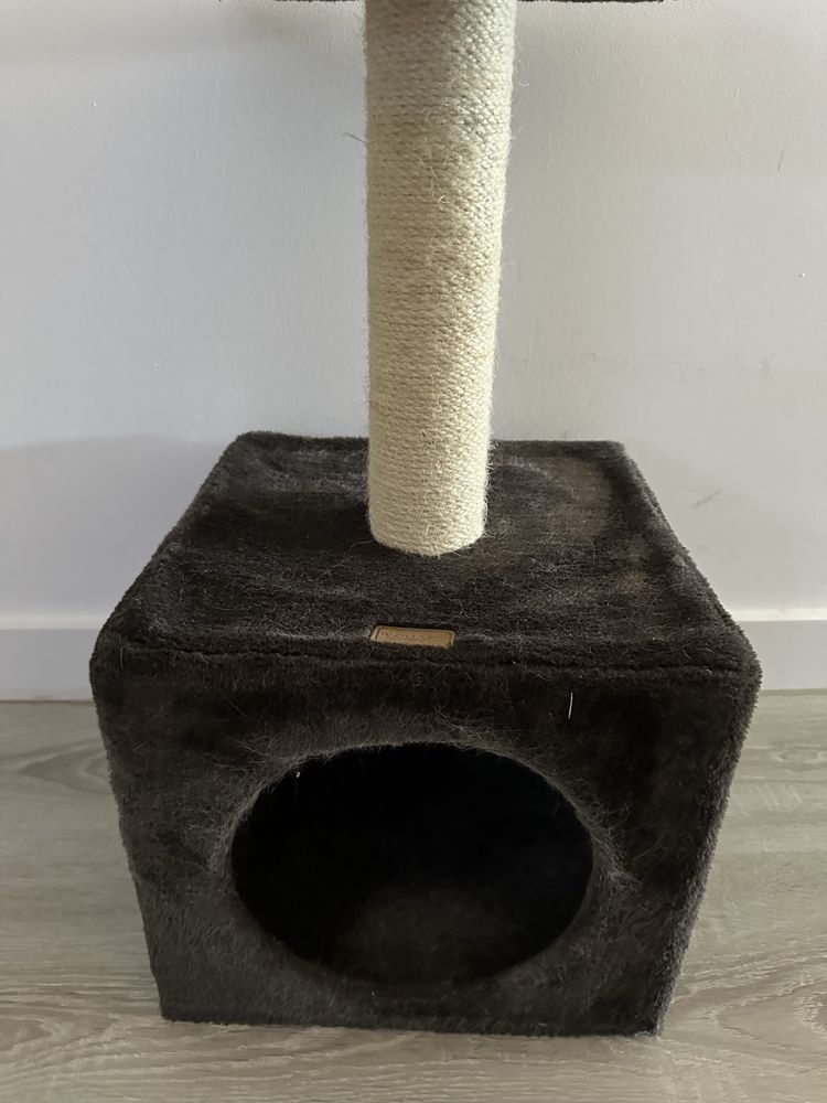 Arranhador com abrigo gato