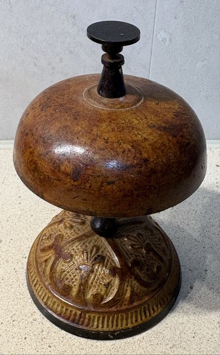 Fantástica campainha de recepção em ferro de fundição
