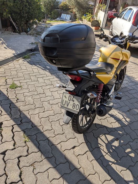 CB125 F - Amarela