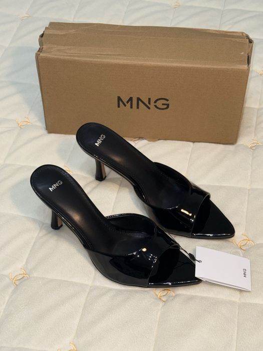 В наявності мюлі. В двох розмірах