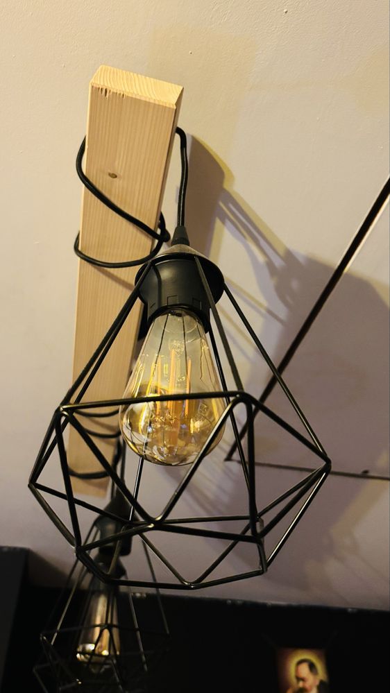 Lampa żyrandol z drewnianą belką
