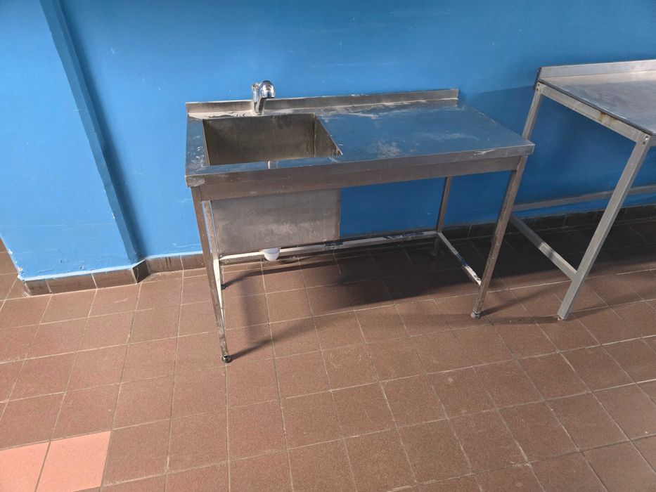 Stoły nierdzewne z zlewem i baterią