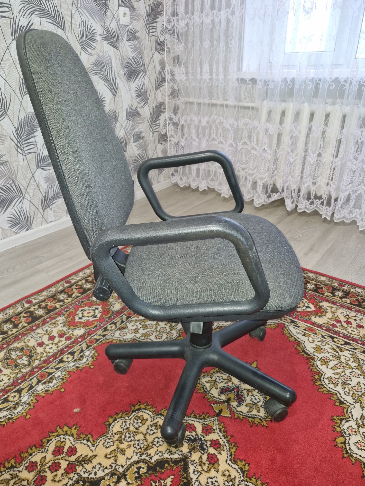Продам офисный стул