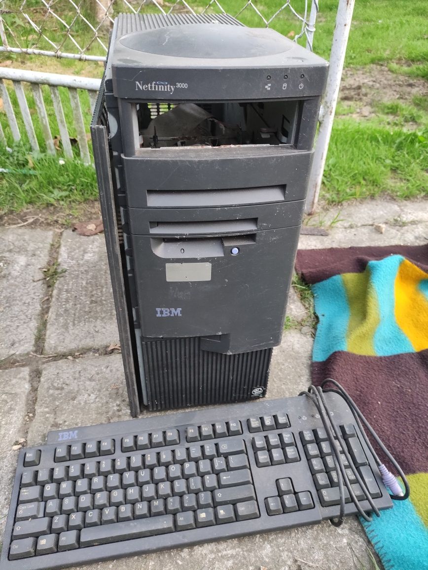 IBM Komputer zabytkowy Netfinity 3000 +oryginalna klawiatura