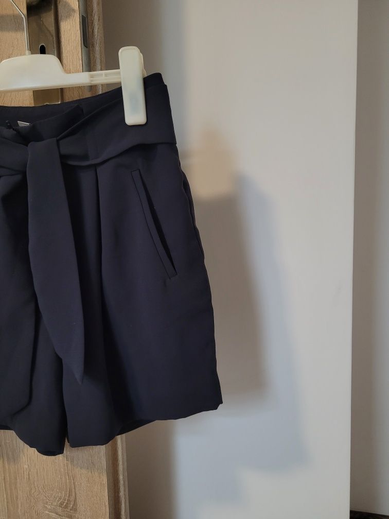 H&M eleganckie spodenki z wiązaniem S