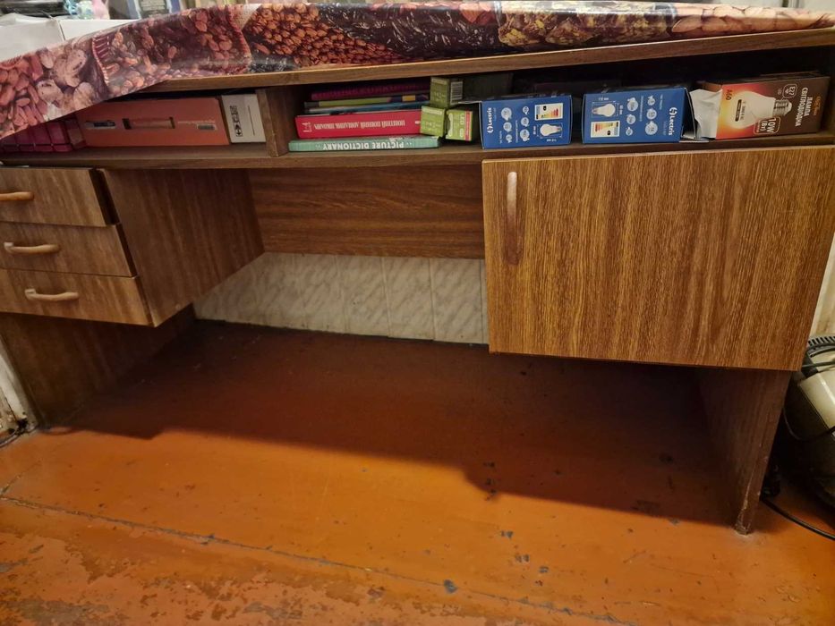 Стол письменный, либо офисный