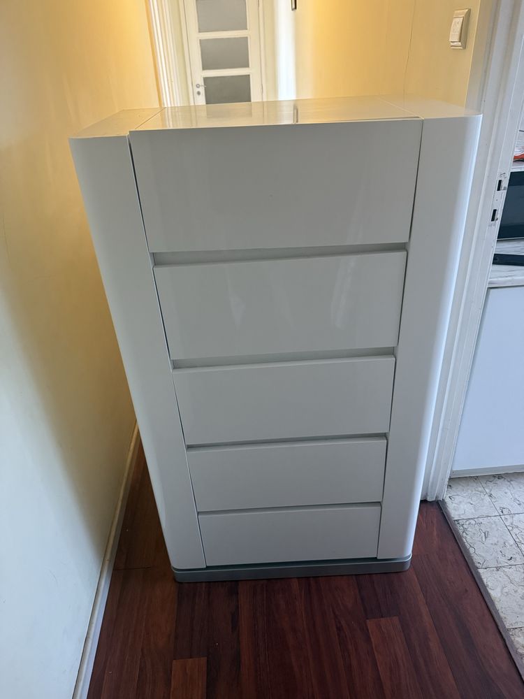 Cómoda alta cor branca
