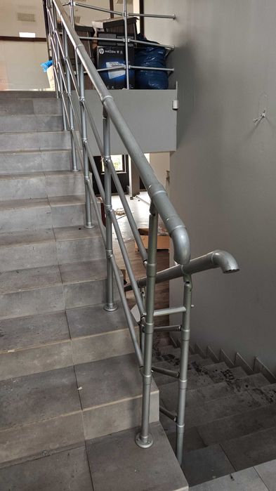 Porecze modulowe na schody 2x3.9m plus 1,4m,stan idealny