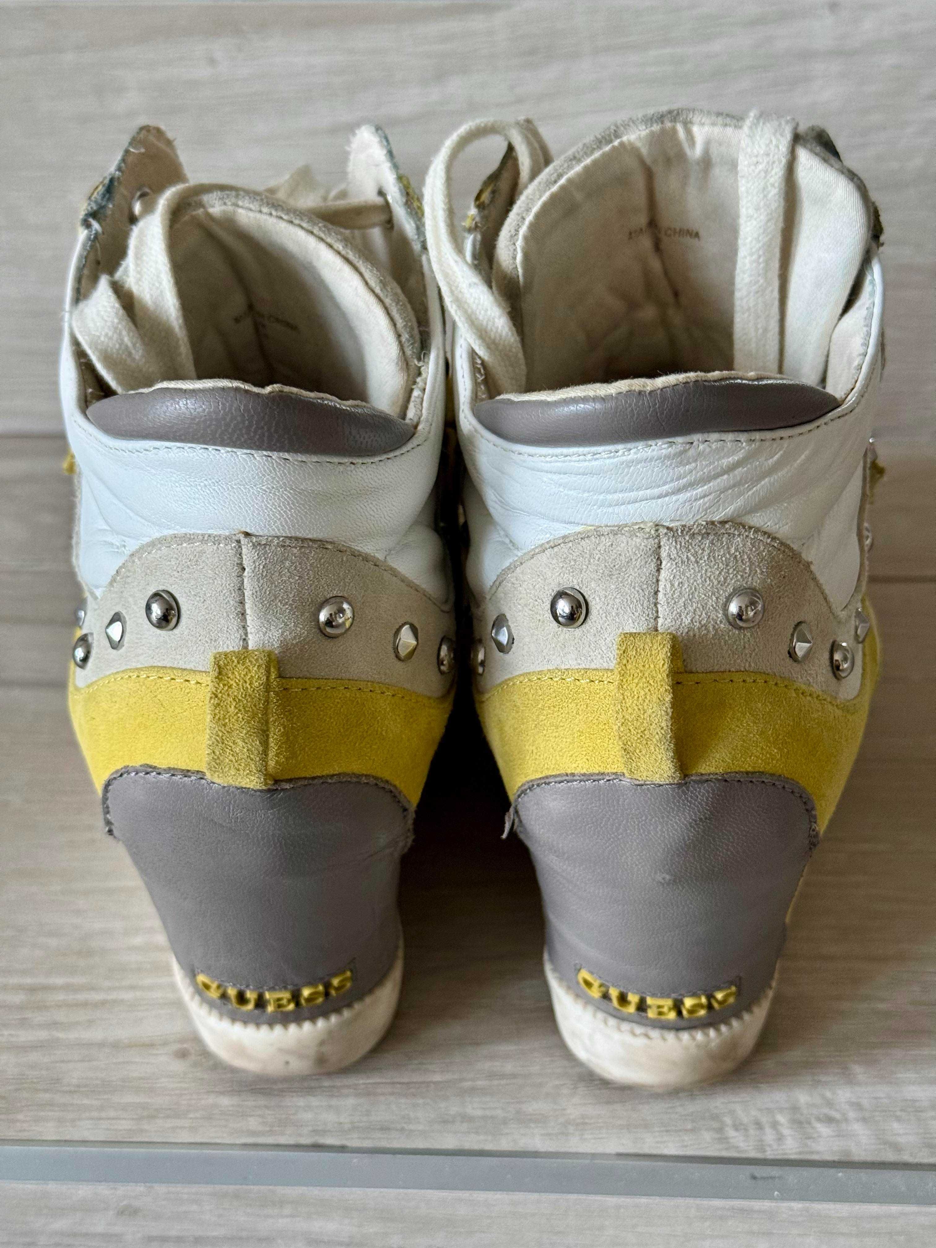 Botki na koturnie GUESS 38
