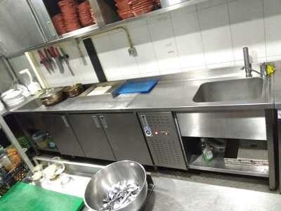 Uma bancada em inox usada