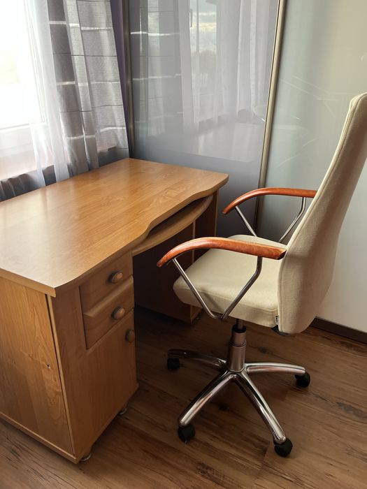 Biurko komputerowe, krzesło biurowe, fotel