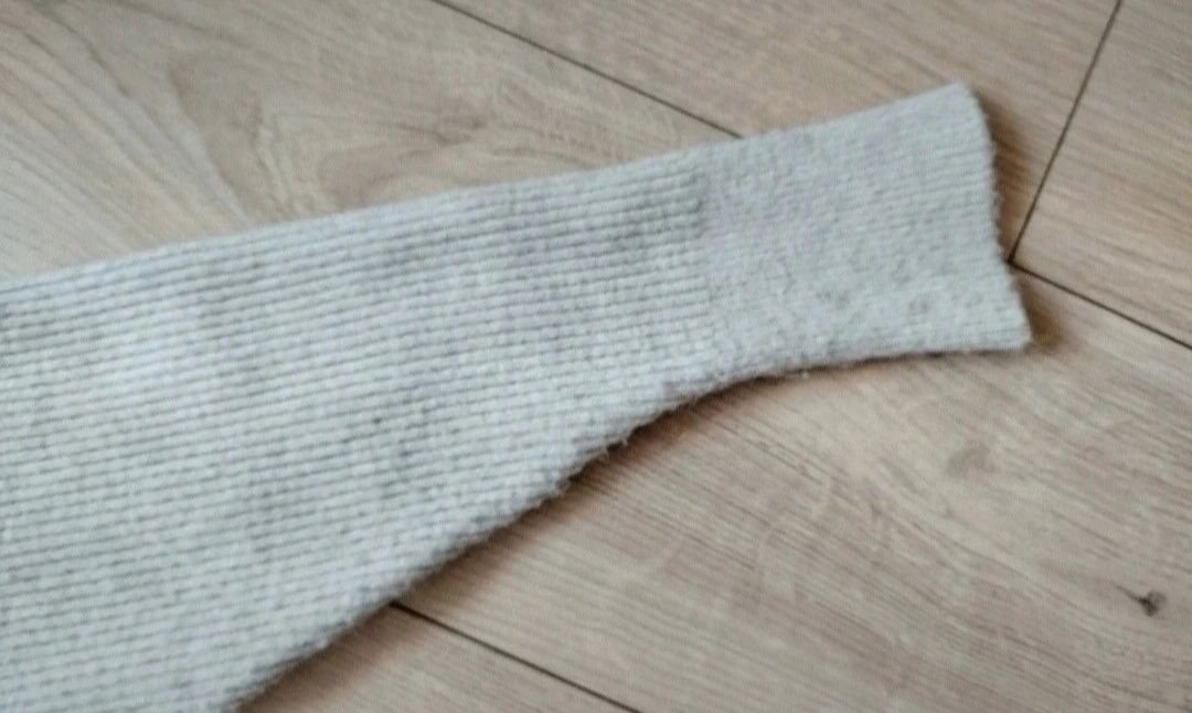 Krótki ciepły sweter z guzikami i kapturem rozmiar s