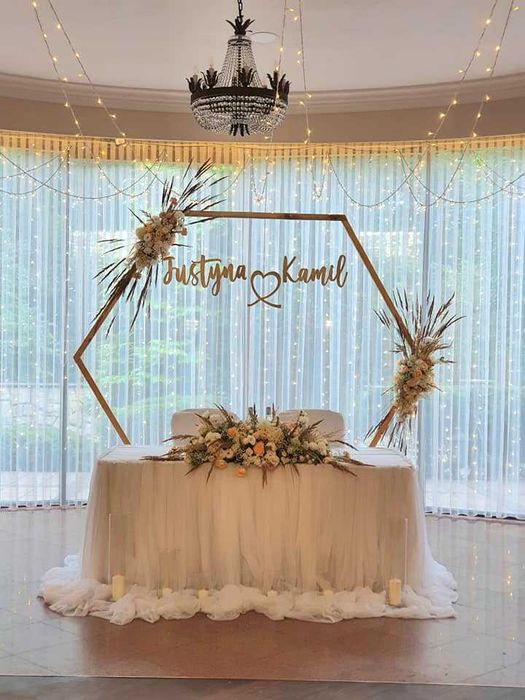 Dekoracje ślubne , plener ,Biały dywan, złote podtalerze , pokrowce na