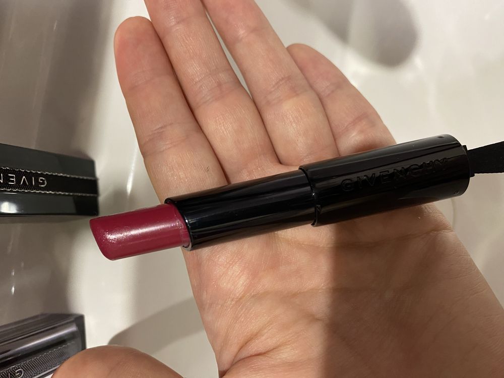 GIVENCHY Rouge Interdit Vinyl губная помада с маслом черной розы