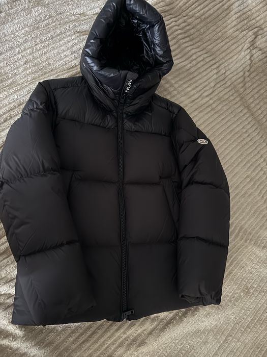 Оригінальний брендовий пуховик Moncler