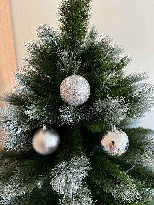 Árvore de natal c/ neve com decorações