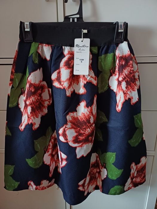Spódniczka Spódnica w kwiaty NOWA z metką r S / 36