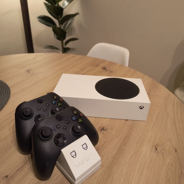 Konsola Xbox Series S + 2 pady