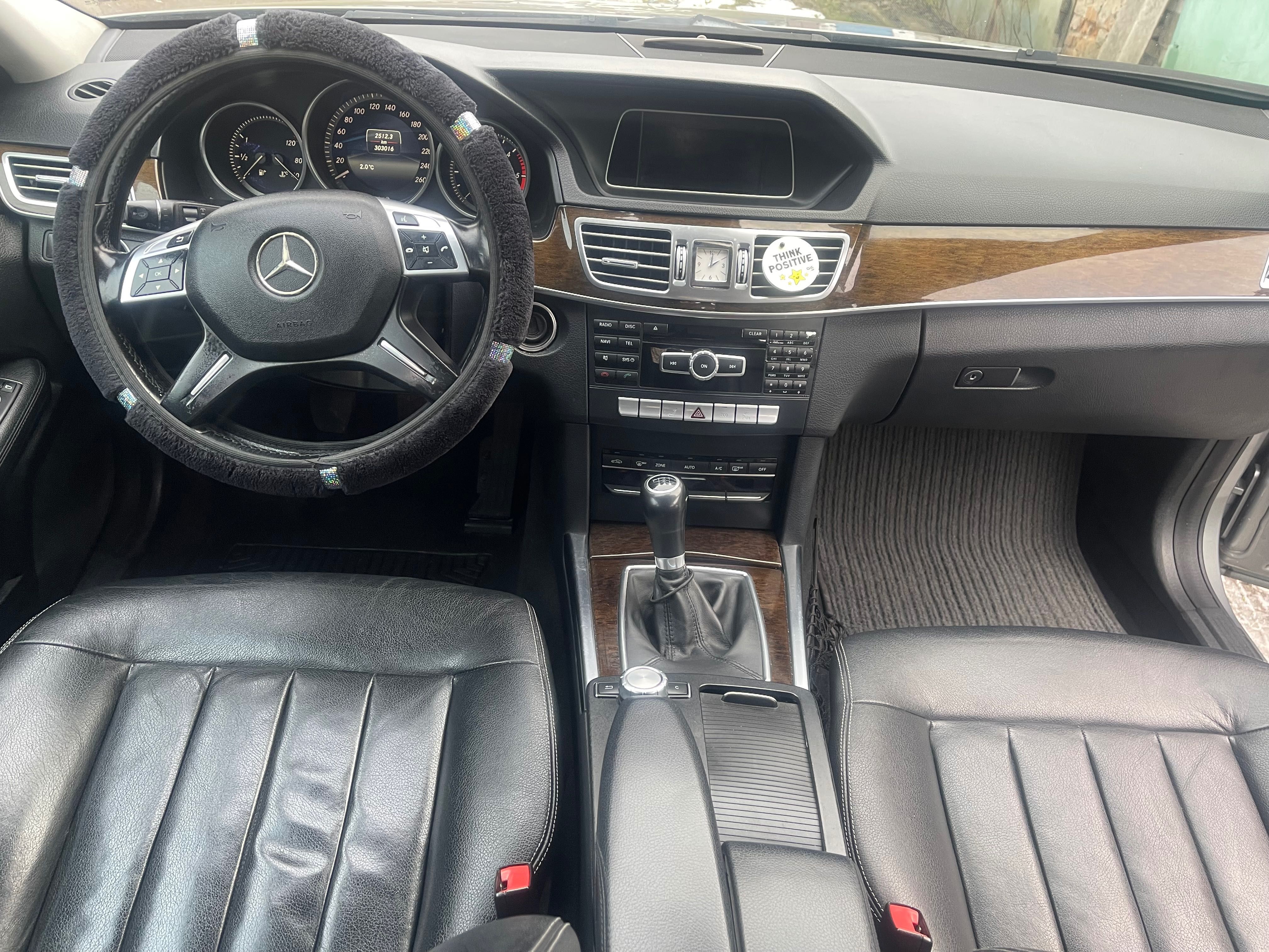 Легковий автомобіль Mercedes E200