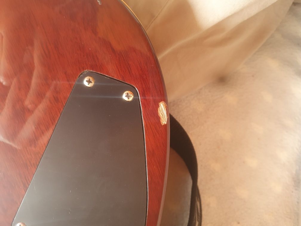 Venda dessa guitarra para comprar mota Tudo isso custou mais de 1000€