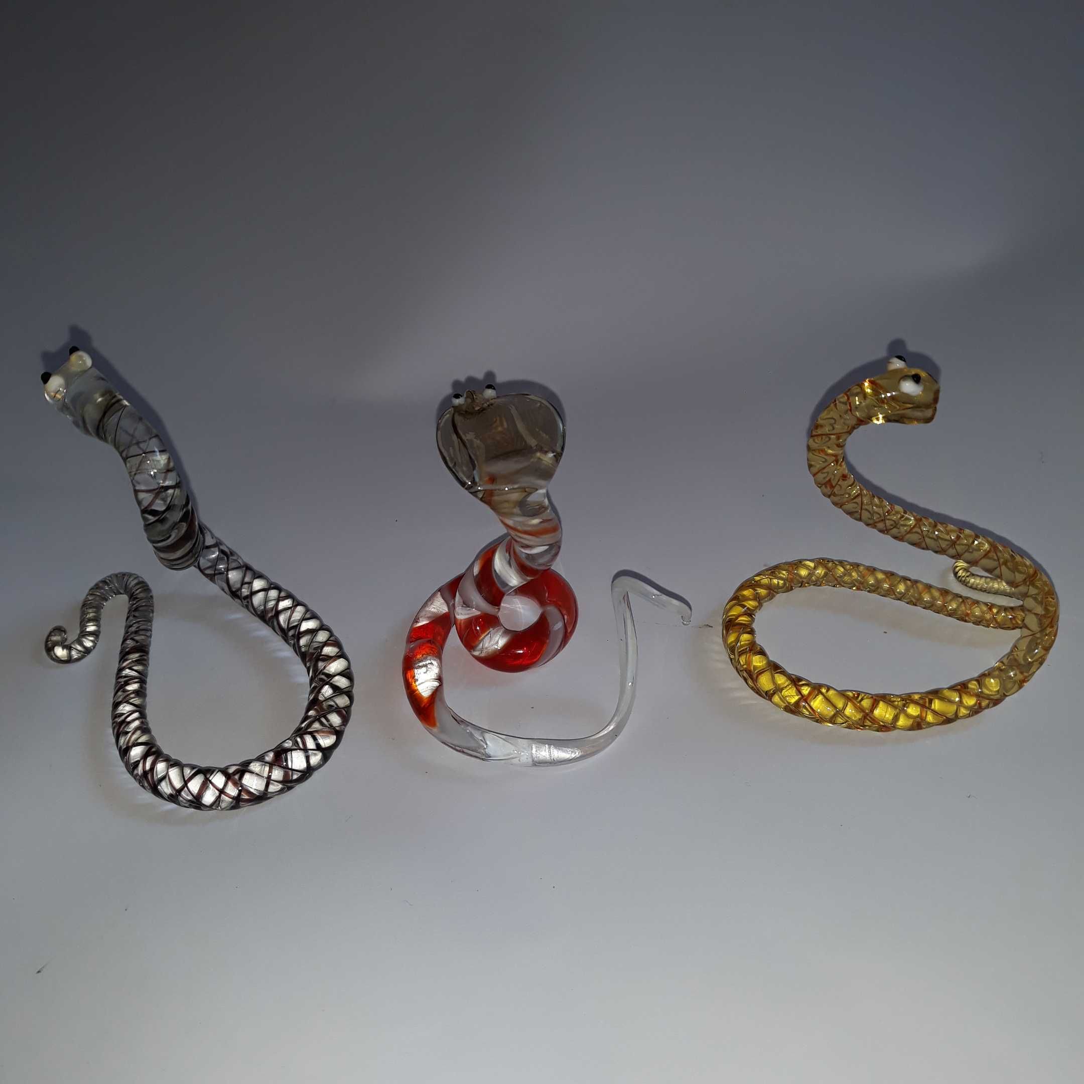 trzy figurki szklane węże