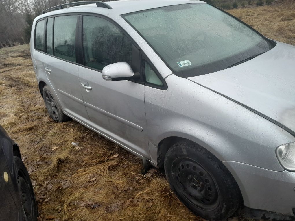 Touran 2.0tdi  pas przedni drzwi