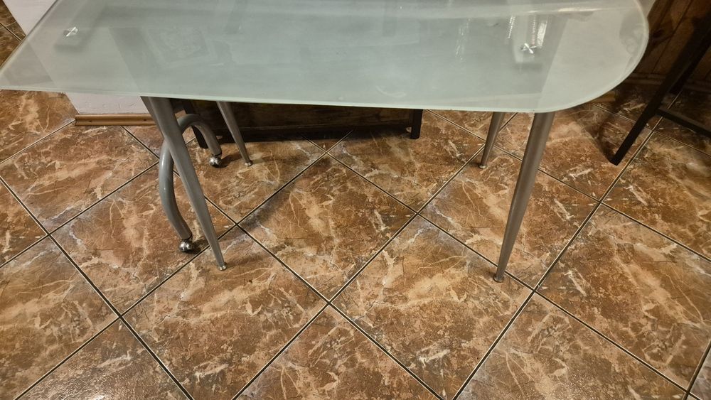 Biurko szklane może byc narożne.