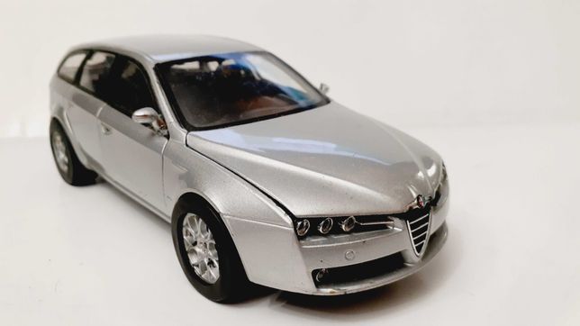 Машинка, модель Alfa Romeo 159 Sportwagon 1.24 Welly Grey