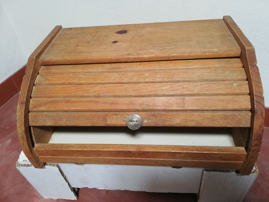 Caixa de pão em madeira