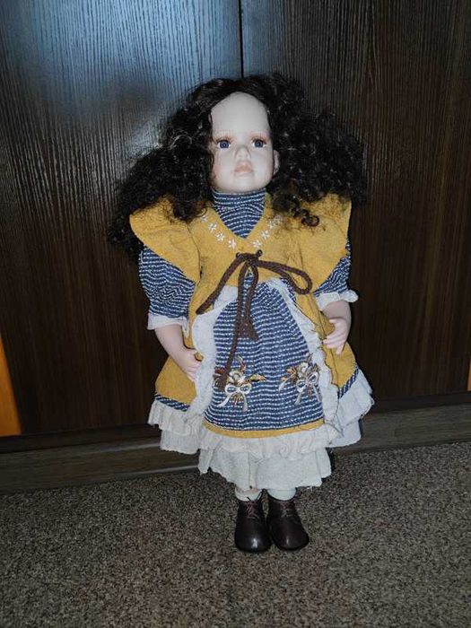 Lalka porcelanowa vintage rustykalna z burzą kręconych loków