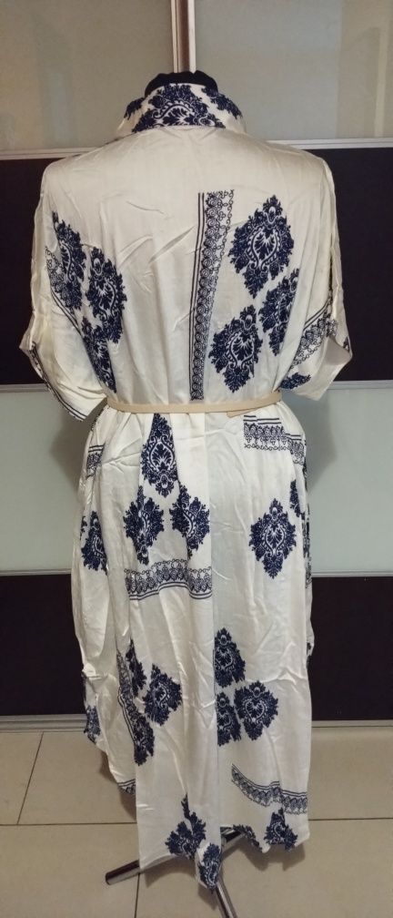 Elegancka sukienka narzutka w stylu boohoo