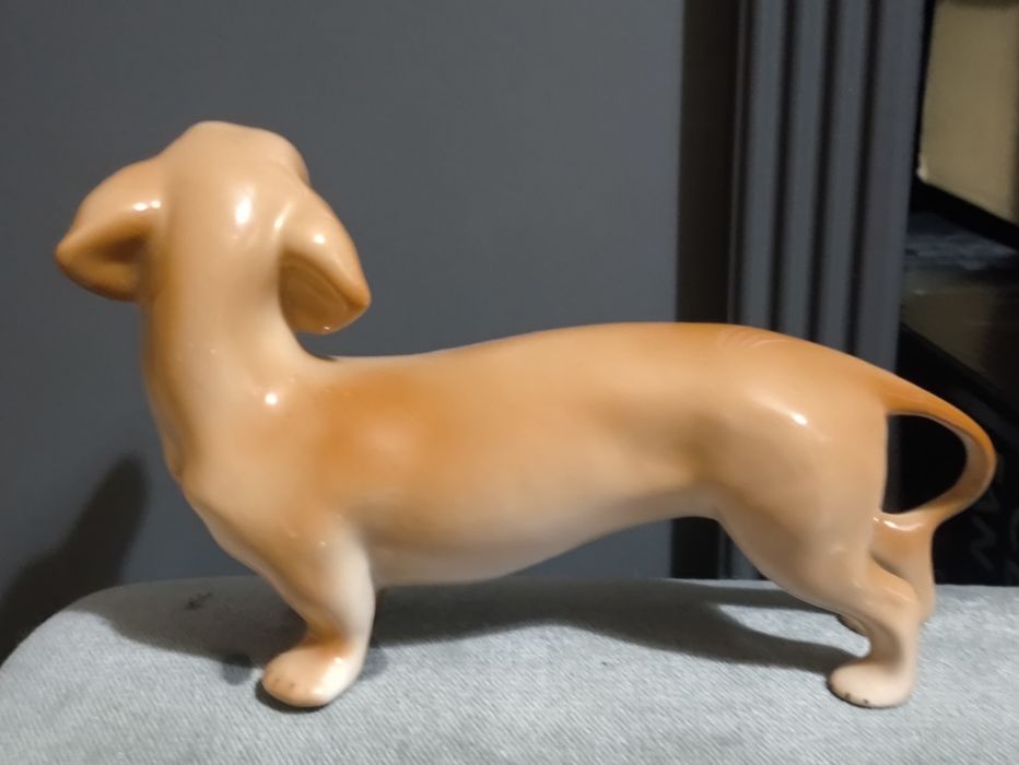 Stara porcelanowa figurka pies jamnik. Vintage